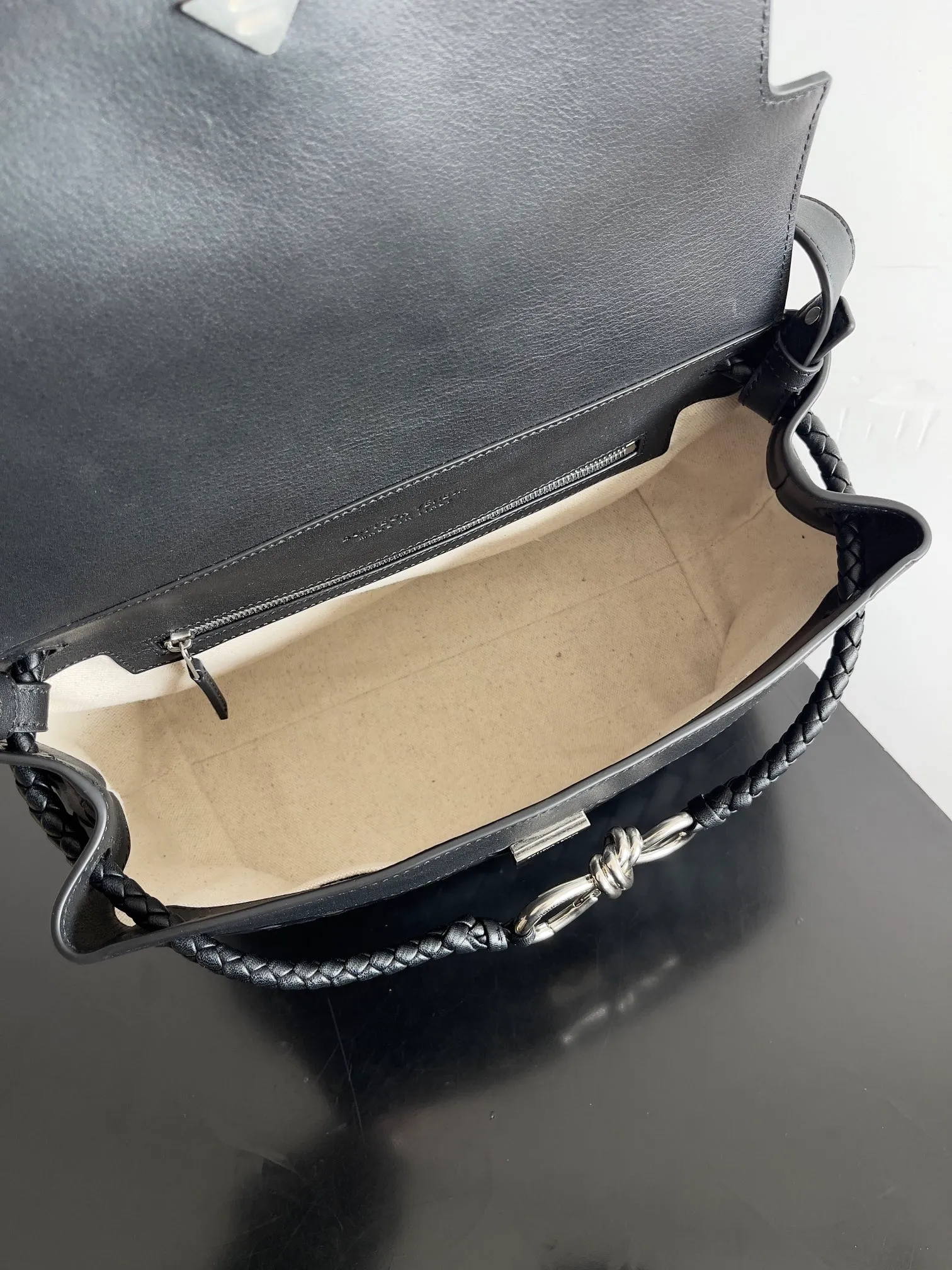 Batch 2460 BOTTEGA VENETA Bottega Veneta's 2025 new product for men ANDIAMO Bottega Veneta's main recommendation is undoubtedly the Andiamo small size. The first new favorite of the 2025 new product is a men's figure buckle bag. It can be seen that the designer has used many small ideas. The detachable crossbody strap is very convenient. It is convenient for elite office workers to reduce the burden on their hands when carrying work logs and office supplies. The interior is divided into two large compartments and a small zippered compartment. Unlike the women's model, the compartments here are not removable. The fixed large single layer also makes it easier to pack lightly when going out to work, and avoids the accumulation of too many small items. Style number: 815781 Size: 29*20*13cm